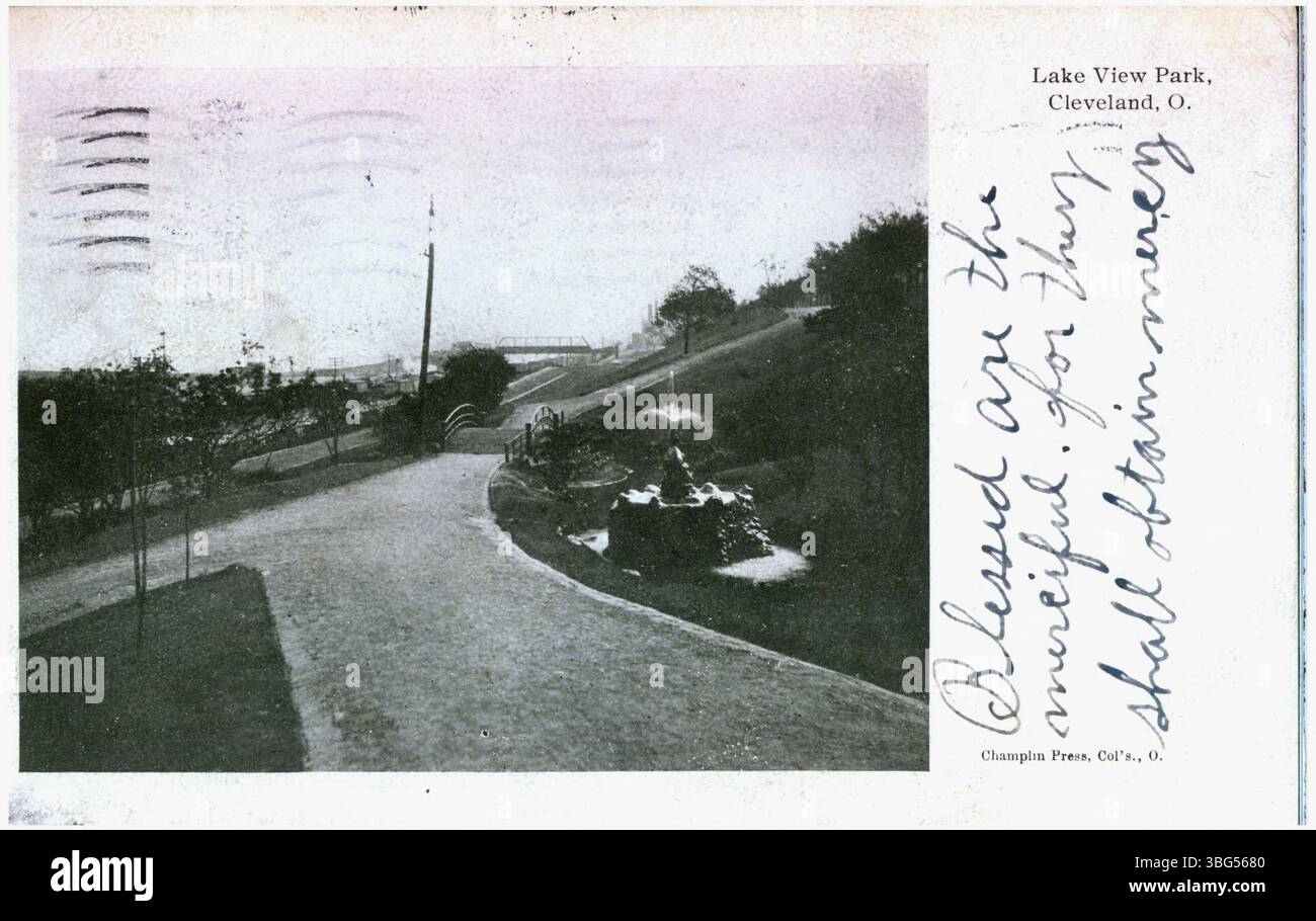 Ein Foto aus dem Jahr 1906, das den Brunnen und die Wege im Lake View Park, Cleveland, Ohio, zeigt. Das Bild hebt die ruhige Umgebung und die Landschaft des Parks hervor. Stockfoto