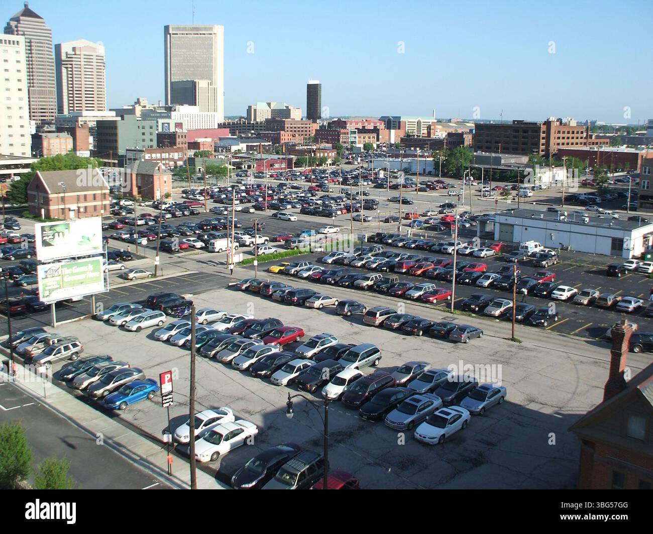 Eine weitere Luftaufnahme der East Gay Street in Columbus, Ohio, am 28. Mai 2008. Der Bau der Nachbarschaft Launch Condominiums auf der Nordseite der Gay Street ist sichtbar, ebenso das rote Backsteingebäude an der 306 East Gay Street, in dem Stewart Jaffy & Associates untergebracht sind. Stockfoto