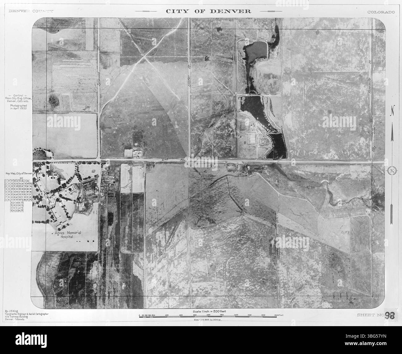 Platte 98 von Jasper E. Kings Luftaufnahmen von 1933 dokumentiert das Layout von Denver, Colorado mit einem von 92 Original-Glasplatten-Negativen. Diese Bilder sind Teil eines nummerierten Rasters von Luftaufnahmen der Stadt. Stockfoto