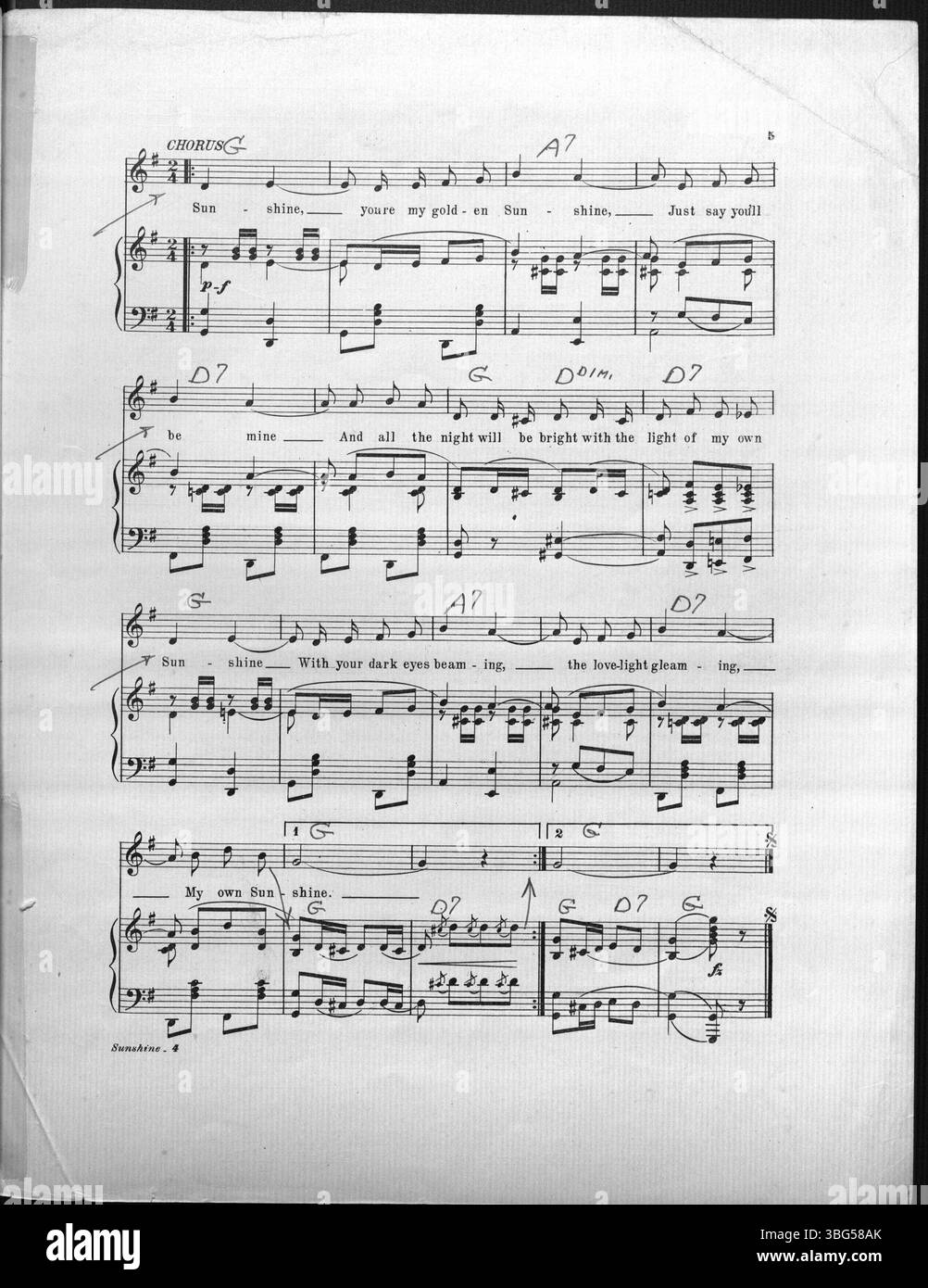 „Sunshine“ (1911) zeigt eine Abdeckung mit einem indianischen Paar, das bei Sonnenaufgang mit einem Kanu auf einem Fluss paddelt. Ein Foto zeigt Ruth Curtiss und fügt dem Kunstwerk eine persönliche Verbindung hinzu. Stockfoto