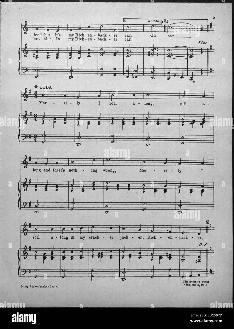 Dieses Lied aus dem Jahr 1923 zeigt ein Coverbild eines roten Autos auf einer von Bäumen gesäumten Landstraße mit einem Porträt von Captain Eddie V. Rickenbacker. Das Design spiegelt die amerikanische Autokultur der 1920er Jahre wider Stockfoto