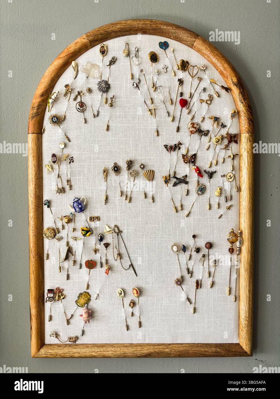 Eine kuratierte Vintage-Stielkollektion, die in einem Holz- und Stoffrahmen an einer Wand ausgestellt ist. Aufgenommen im Juni 2025 in Miami, Florida. Stockfoto