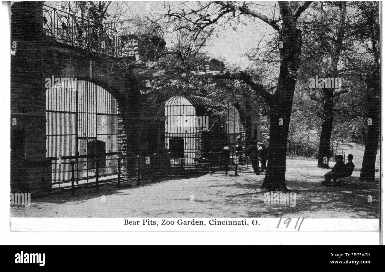 Das Foto aus dem Jahr 1911 zeigt die Bärengruben im Cincinnati Zoo und Botanical Garden in Cincinnati, Ohio. Die Bärengruben des Zoos waren ein bemerkenswertes Merkmal des Zoodesigns des frühen 20. Jahrhunderts. Stockfoto