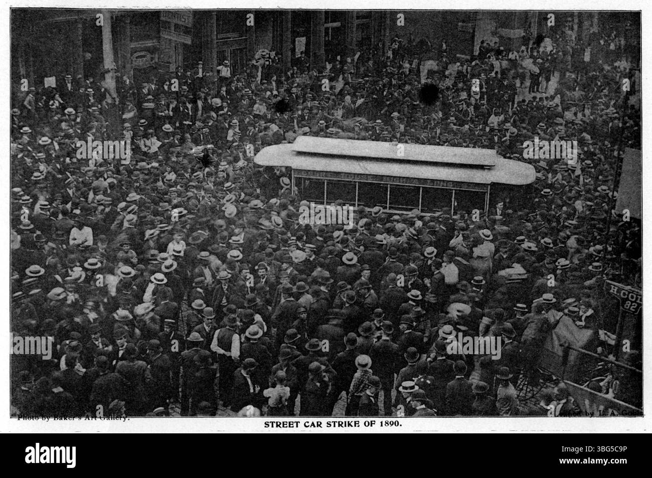 1890 entgleisten Streikende eine Pferdebahn auf der North High Street in der Nähe der Long Street während eines Arbeitsstreiks, der kürzere Arbeitsstunden und höhere Löhne forderte; innerhalb einer Woche wurde eine Einigung erzielt. Stockfoto