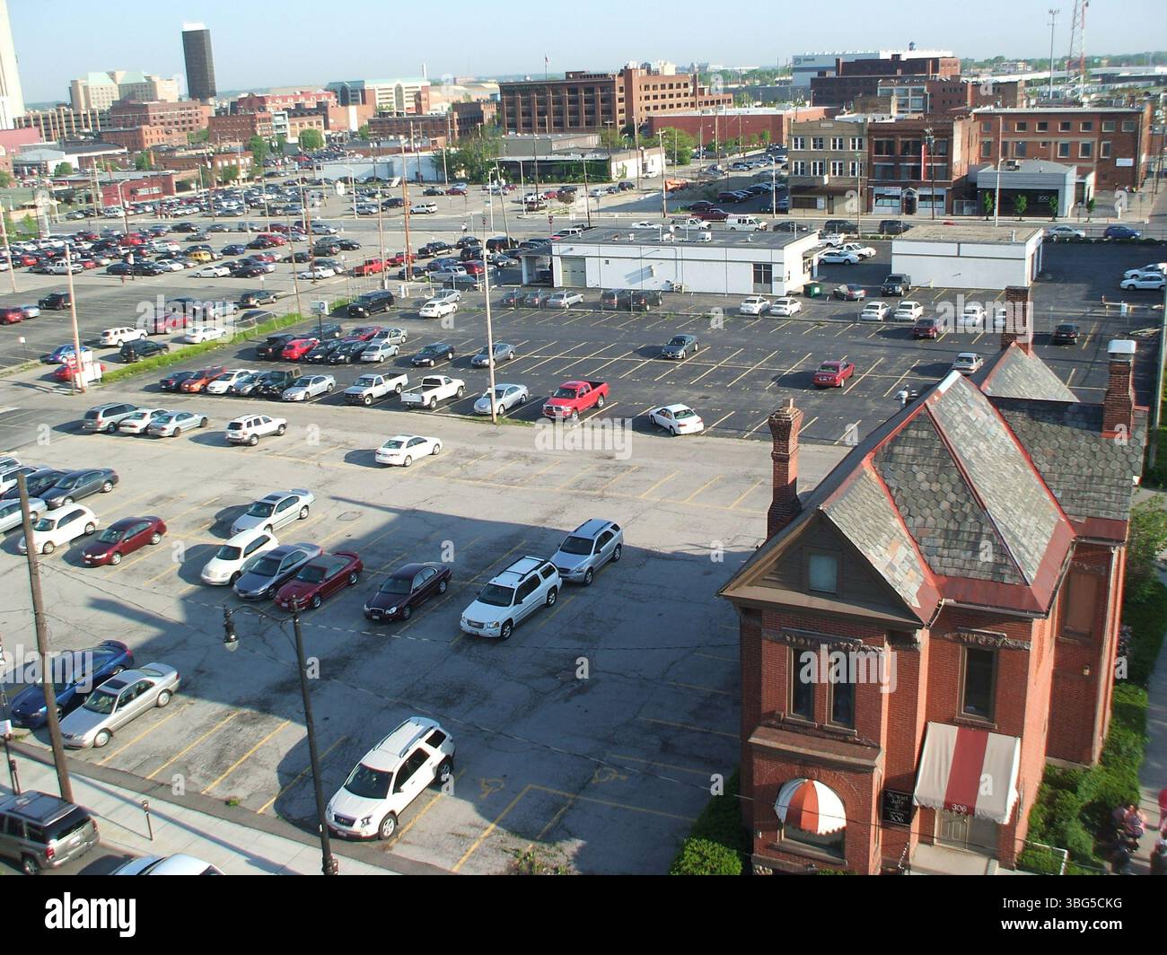 Fotos vom 30. April 2010 bieten einen atemberaubenden Blick auf die East Gay Street in der Nähe der North 6th Street in Columbus, Ohio. Zu den bemerkenswerten Merkmalen gehören das Continental Centre an der 150 East Gay Street, das Ohio Bell Gebäude an der 111 North 4th Street, die Bauarbeiten an den Wohnanlagen des Nachbarschaftsviertels Launch, das rote Backsteingebäude an der 306 East Gay Street, in dem Stewart Jaffy & Associates untergebracht sind, und eine 100 Meter hohe kirschrote Stahlskulptur an der North Grant Avenue. Stockfoto