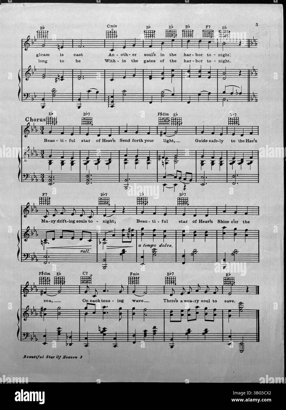 Das Cover von „Beautiful Star of Heaven“ aus dem Jahr 1906 zeigt eine kleine Stadt mit einem Schloss im Vordergrund unter einem leuchtenden Stern. Diese klassische Ausgabe des Liedes ist ein Symbol der amerikanischen Musik des frühen 20. Jahrhunderts. Stockfoto