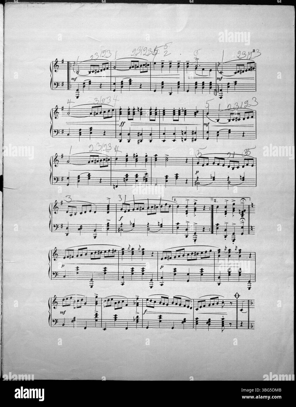 Das Cover von „Dance of the Midgets“ aus dem Jahr 1900 zeigt kleine Personen in Elfenanzügen, die im Kreis tanzen. Diese Titelabbildung zeigt das Thema der Performance, wahrscheinlich als visuelle Darstellung einer Theater- oder Zirkusproduktion mit kleinen Künstlern. Stockfoto