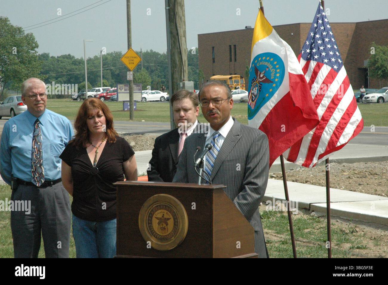 Bürgermeister Coleman spricht bei einer Veranstaltung, die sich mit der Installation von Gehwegen und Fußgängerwegen an der Briggs Road befasst, um die Sicherheit von Fußgängern zu verbessern. Das im Frühjahr 2007 fertiggestellte Projekt kostete 6,6 Millionen US-Dollar. Auf der Veranstaltung waren Dean Ringle, Ingenieur von Franklin County, und Mitarbeiter von Public Safety. Stockfoto