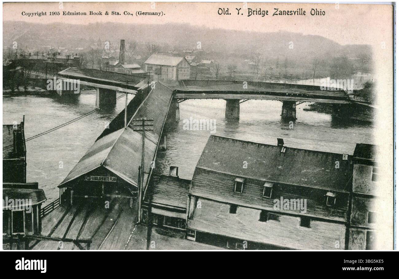 Ein Schwarzweißbild der Dritten Y Bridge in Zanesville, Ohio, einer überdachten Brücke, die von 1832 bis 1900 genutzt wurde. Die von Catherinus Buckingham entworfene Brücke diente fast 70 Jahre lang als wichtige Verkehrsverbindung. Stockfoto