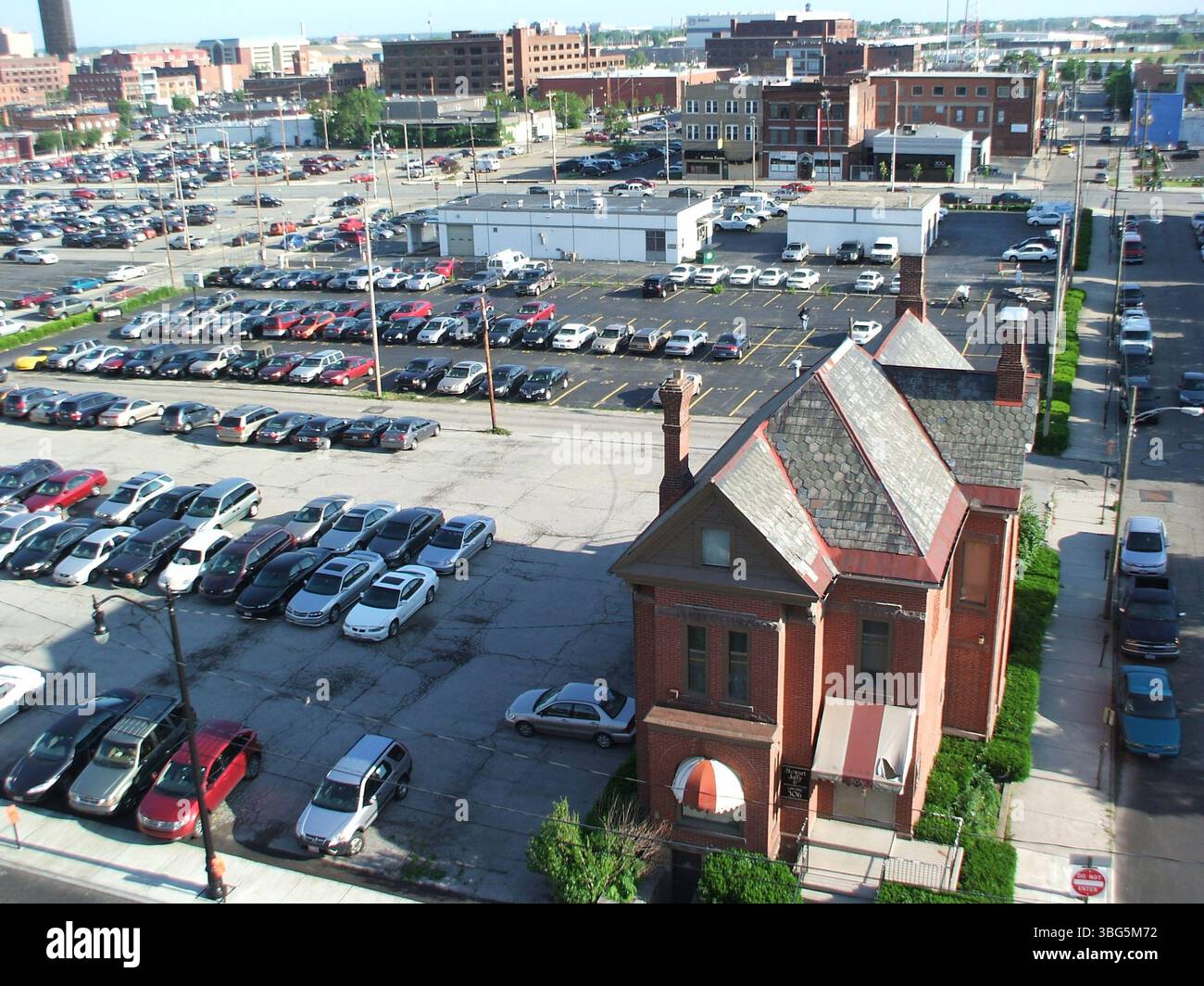 Luftaufnahmen der East Gay Street in Columbus, Ohio, aufgenommen am 28. Mai 2008, mit Bauarbeiten an Nachbarschaft Launch Condominiums auf der Nordseite der Gay Street, in der Nähe der North 6th Street. Das rote Backsteingebäude an der 306 East Gay Street, in dem Stewart Jaffy & Associates untergebracht ist, ist ebenfalls auf einem der Bilder zu sehen. Stockfoto