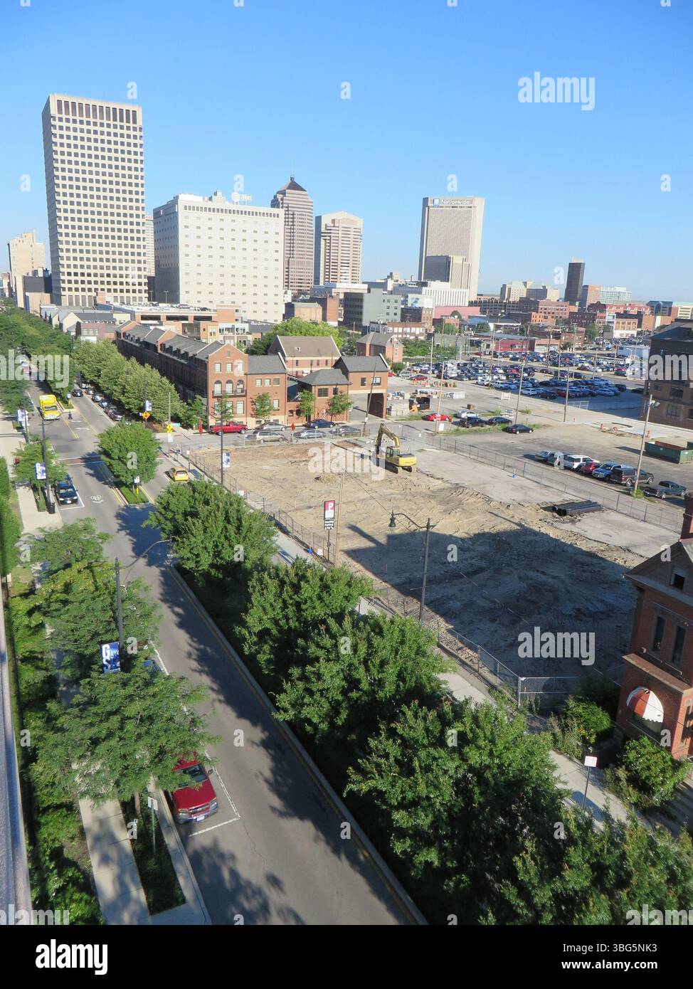 Aus der Vogelperspektive auf die East Gay Street im Jahr 2014, mit verschiedenen Gebäuden wie dem Continental Centre und dem Ohio Bell Gebäude, zusammen mit Nachbarschaft Launch Condominiums und dem Normandie Apartmentkomplex. Die Aussicht zeigt auch den Hills Market und die 100 Meter hohe KUNSTSKULPTUR. Diese Fotos wurden von der North 6th Street aus in Richtung Westen, Norden und Osten aufgenommen und zeigen die städtische Entwicklung und die wichtigsten Sehenswürdigkeiten der Stadt. Stockfoto