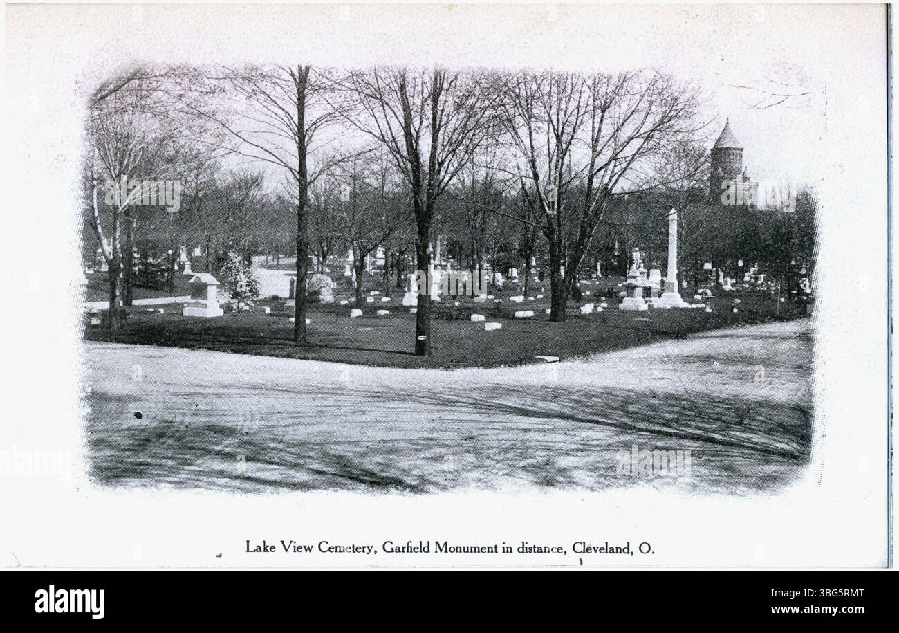Blick auf den Lake View Cemetery in Cleveland, Ohio, mit dem President Garfield Monument in der Ferne, das die historische und architektonische Bedeutung des Friedhofs unterstreicht. Stockfoto