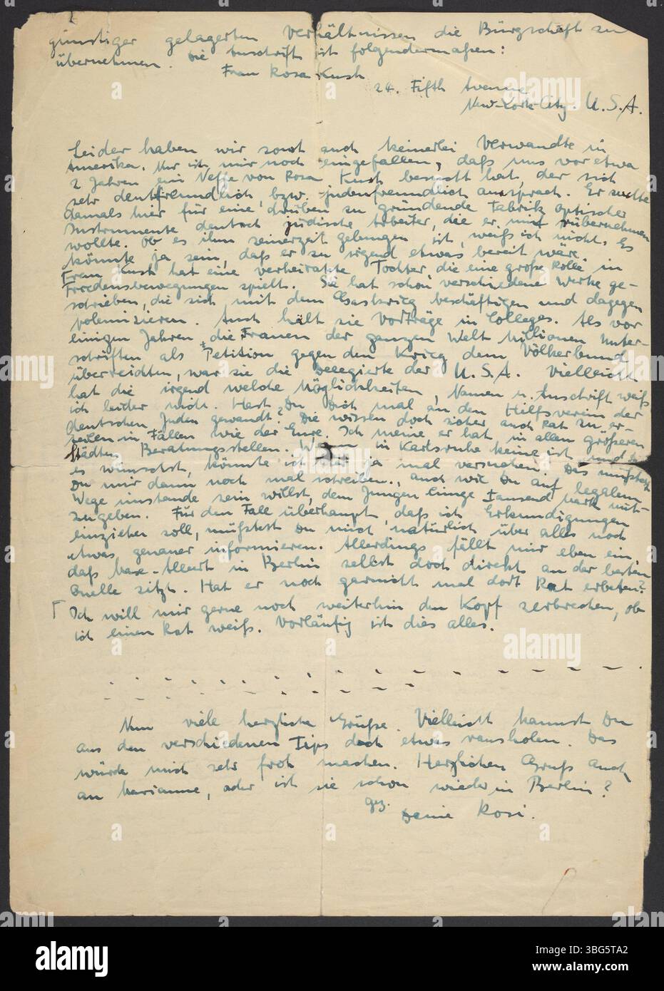 In einer Fortsetzung des Briefes von Rosa Fraenkel aus dem Jahr 1936 geht sie auf die anhaltenden Fragen rund um den erzwungenen Rücktritt Max Bredigs aufgrund der Nürnberger Gesetze und die Herausforderungen der internationalen Arbeit ein. Sie erwähnt auch mögliche Hilfe der Kush-Familie in New York als mögliche Lösung für Max's Beschäftigungsschwierigkeiten. Stockfoto