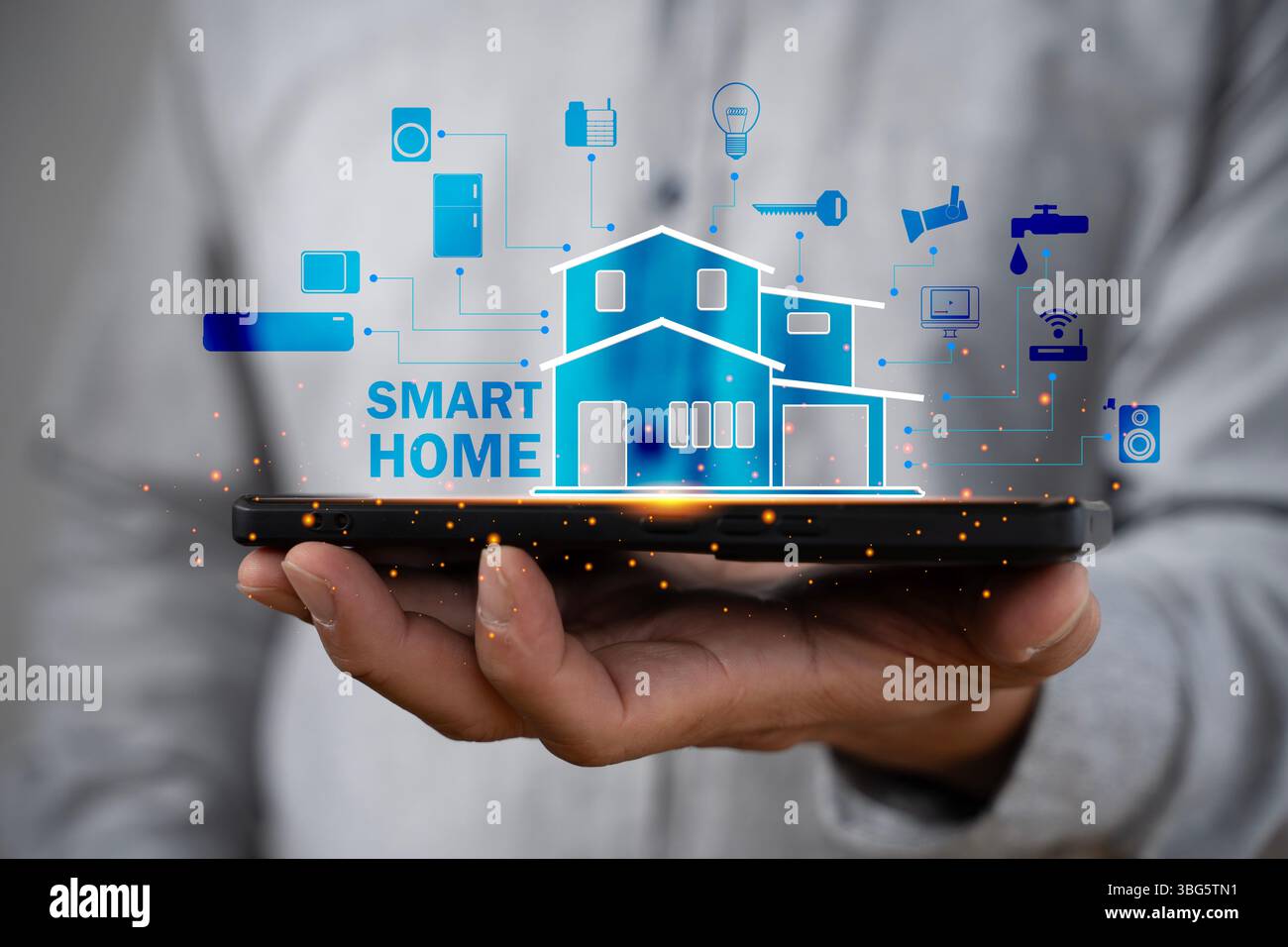 Handheld-Smartphone mit Smart-Home-Schnittstelle, das vernetzte Geräte und Automatisierungstechnik zeigt. Konzept von modernem Wohnen, Bequemlichkeit, Innovation Stockfoto