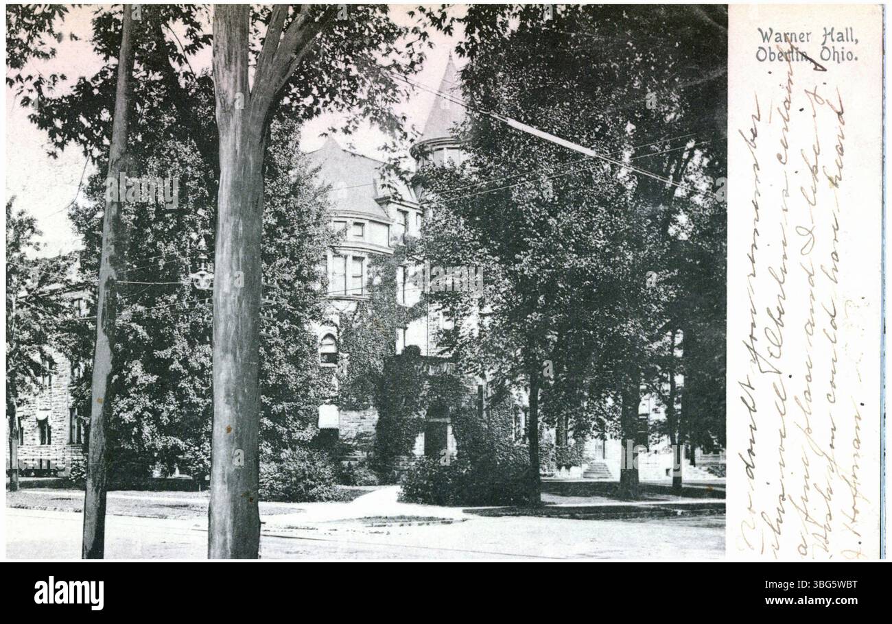 Schwarz-weiß-Foto von Warner Hall, einem College-Gebäude aus Stein in Oberlin, Ohio, bedeckt mit Efeu und Schatten von Bäumen. Stockfoto Schwarz-weiß-Foto von Warner Hall, einem College-Gebäude aus Stein in Oberlin, Ohio, bedeckt mit Efeu und Schatten von Bäumen. Stockfoto