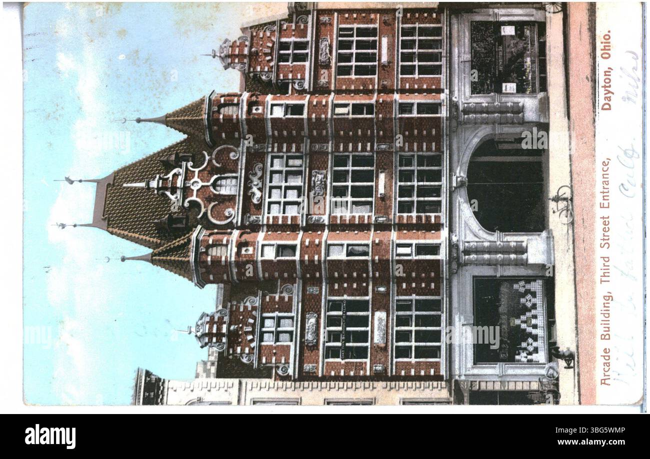 Dieses Bild aus dem Jahr 1906 zeigt den Eingang der Third Street des Arcade Building in Dayton, Ohio. Stockfoto