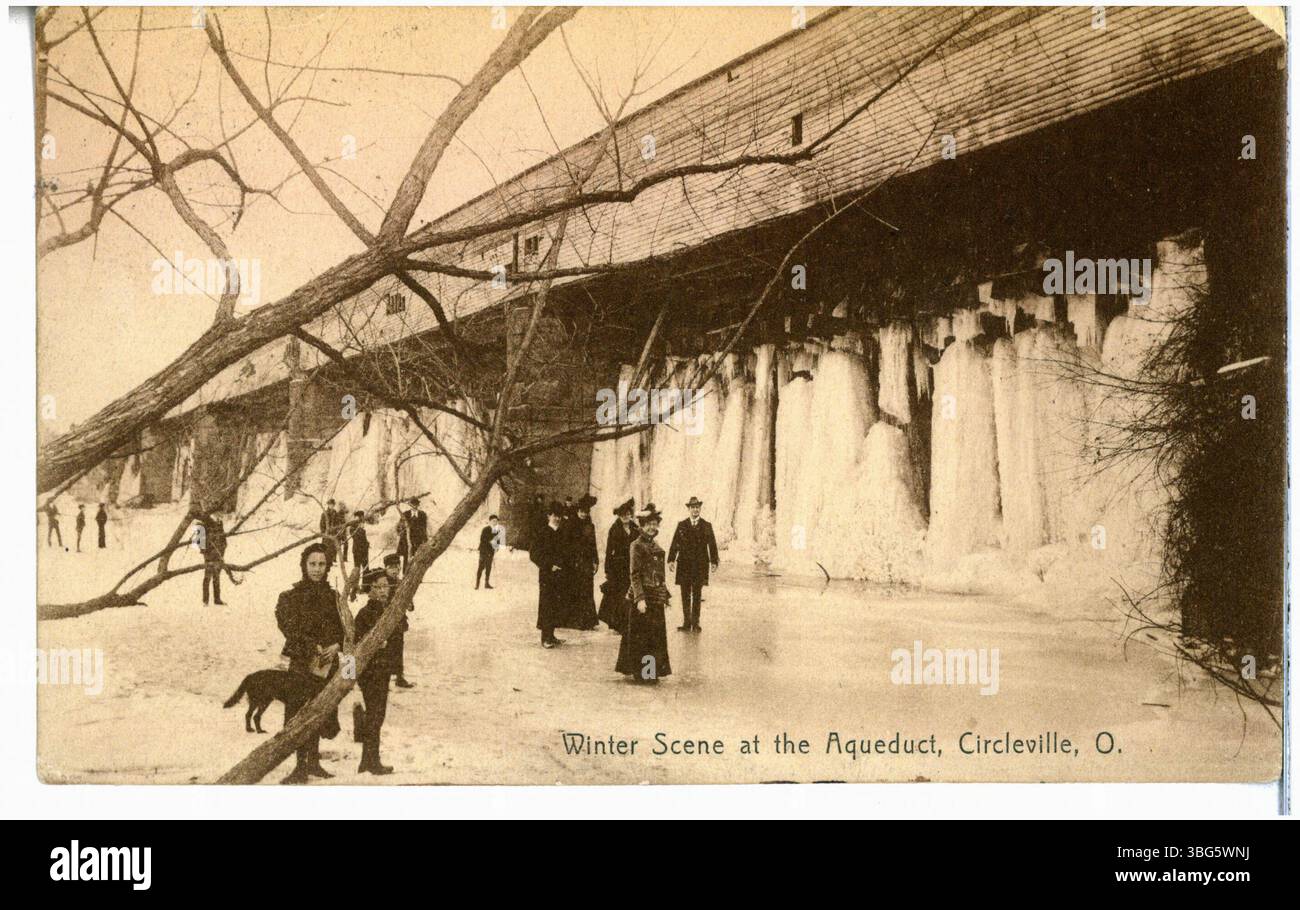Dieses Foto aus dem Jahr 1908 zeigt eine Winteransicht des Kanalaquädukts über dem Scioto River in Circleville, Ohio. Das Bild zeigt die Aquäduktstruktur in einer schneebedeckten Umgebung. Stockfoto