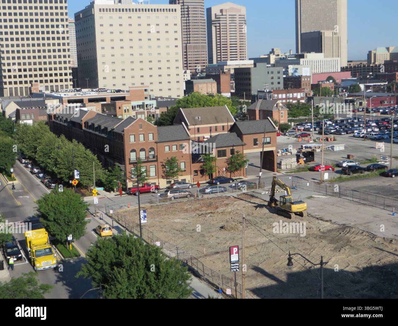 Aus der Vogelperspektive auf die East Gay Street im Jahr 2014, mit verschiedenen Gebäuden wie dem Continental Centre und dem Ohio Bell Gebäude, zusammen mit Nachbarschaft Launch Condominiums und dem Normandie Apartmentkomplex. Die Aussicht zeigt auch den Hills Market und die 100 Meter hohe KUNSTSKULPTUR. Diese Fotos wurden von der North 6th Street aus in Richtung Westen, Norden und Osten aufgenommen und zeigen die städtische Entwicklung und die wichtigsten Sehenswürdigkeiten der Stadt. Stockfoto