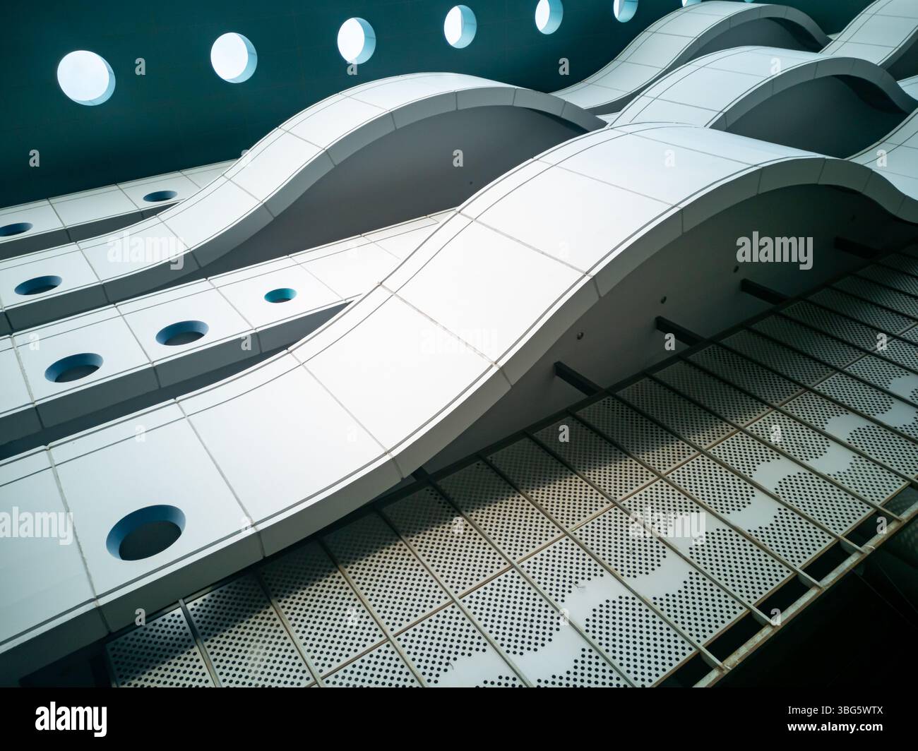 Entdecken Sie die fließende und elegante moderne Architektur durch abstrakte Formen und Kurven, mit dynamischen Oberflächen und harmonischen Designelementen Stockfoto