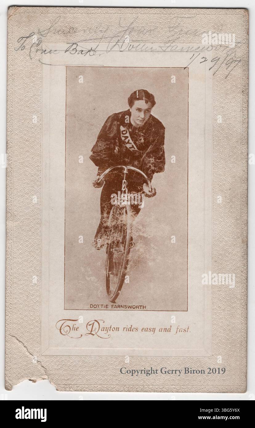 Eine signierte Werbekarte für Dayton Model H Rennfahrräder mit einem Foto von Dottie Farnsworth. Dottie, eine bekannte Radrennfahrerin des späten 19. Jahrhunderts, unterschrieb die Karte an Conn Baker, einen berühmten männlichen Rennfahrer und Draufgänger. Die Karte wurde 1897 zum Gedenken an Dayton Bicycles erstellt. CONN war berühmt für seine Geschwindigkeitsrekorde und Stunts, einschließlich des „Loop-the-Loop“. Stockfoto