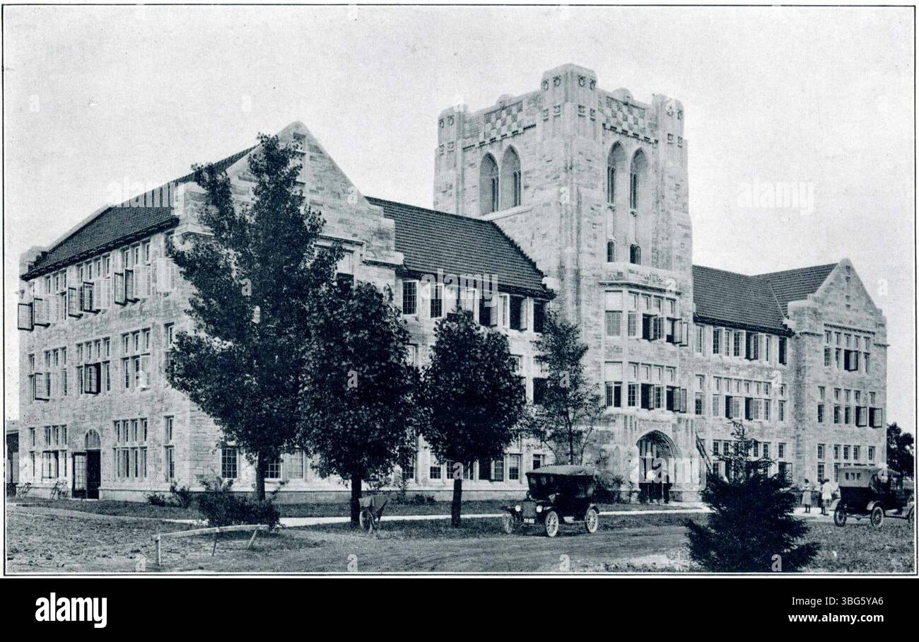 Dieser Band zeigt Fotografien von Gebäuden und Denkmälern, die aus Kalkstein aus Indiana gebaut wurden, und zeigt die Haltbarkeit des Steins und seine Verwendung in großen architektonischen Projekten. Die Fotos sind von der Indiana Limestone Company und der Indiana Limestone Quarryman’s Association beschriftet. Stockfoto