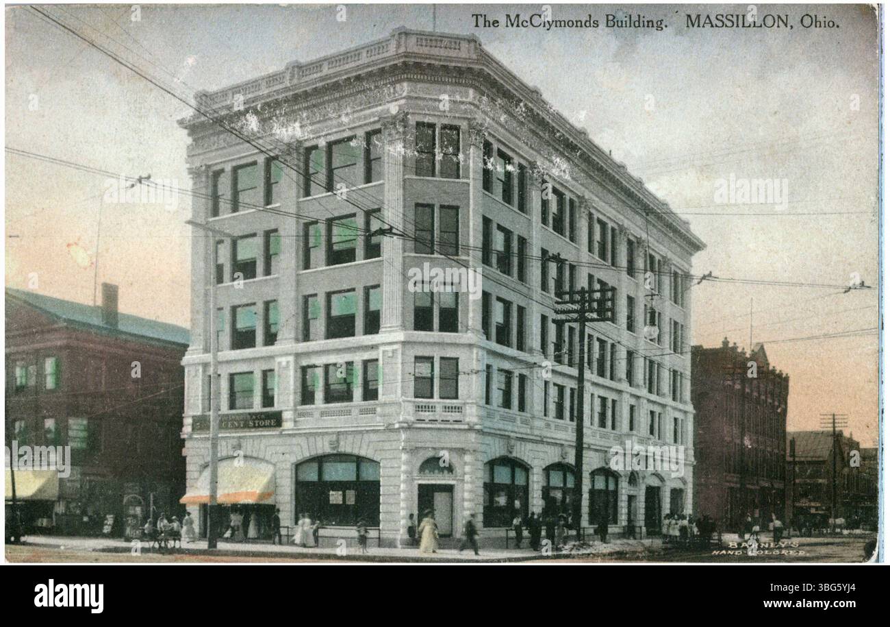 Ein handkolorierter Druck aus dem Jahr 1910, der das McClymonds Building in Massillon, Ohio, zeigt. Das Bild zeigt das steinerne Bürogebäude mit Einzelhandelsgeschäften auf der Straßenebene. Stockfoto