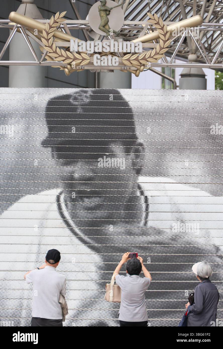 Tokio, Japan. Juni 2025. Japanische Baseballfans sehen ein großes Porträt des ehemaligen Baseballspielers Shigeo Nagashima der Yomiuri Giants, das am Mittwoch, den 4. Juni 2025, auf den Stufen des Tokyo Dome Stadions in Tokio gedruckt ist. Japans legendärer Slugger Nagashima starb am 3. Juni im Alter von 89 Jahren. (Foto: Yoshio Tsunoda/AFLO) Stockfoto
