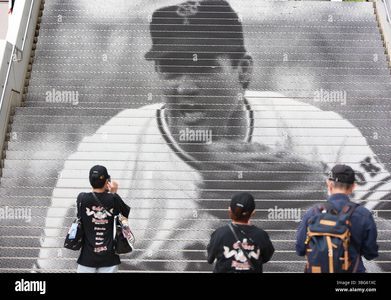 Tokio, Japan. Juni 2025. Japanische Baseballfans sehen ein großes Porträt des ehemaligen Baseballspielers Shigeo Nagashima der Yomiuri Giants, das am Mittwoch, den 4. Juni 2025, auf den Stufen des Tokyo Dome Stadions in Tokio gedruckt ist. Japans legendärer Slugger Nagashima starb am 3. Juni im Alter von 89 Jahren. (Foto: Yoshio Tsunoda/AFLO) Stockfoto