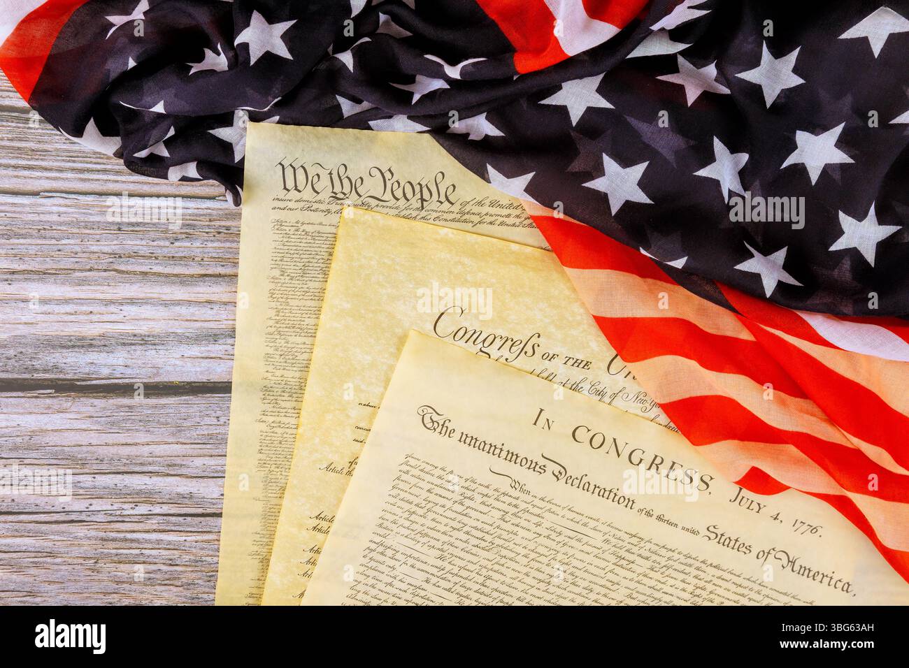 Gründung der Unabhängigkeit die US-Dokumente sind auf der amerikanischen Flagge aufgehängt und symbolisieren den nationalen Stolz. Stockfoto