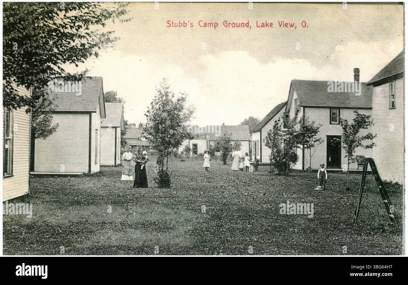 Ein Schwarzweiß-Foto von Frauen und Kindern aus dem Jahr 1909 im Gemeinschaftsbereich zwischen den Cottages am Stubb's Camp Ground, Lake View, Ohio. Das Foto bietet einen Einblick in das damalige Freizeitleben. Stockfoto