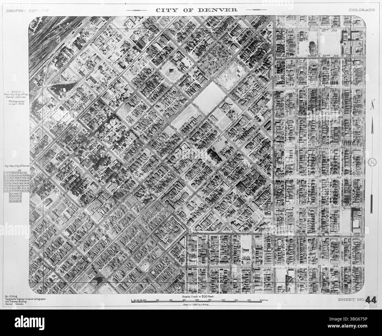 Plate 44 aus Jasper E. Kings Luftaufnahme von Denver, Colorado aus dem Jahr 1933 zeigt eines von 92 originalen Glasplatten-Negativen, die das Stadtbild dokumentieren. Die Bilder bilden eine rasterbasierte Luftbildsammlung. Stockfoto