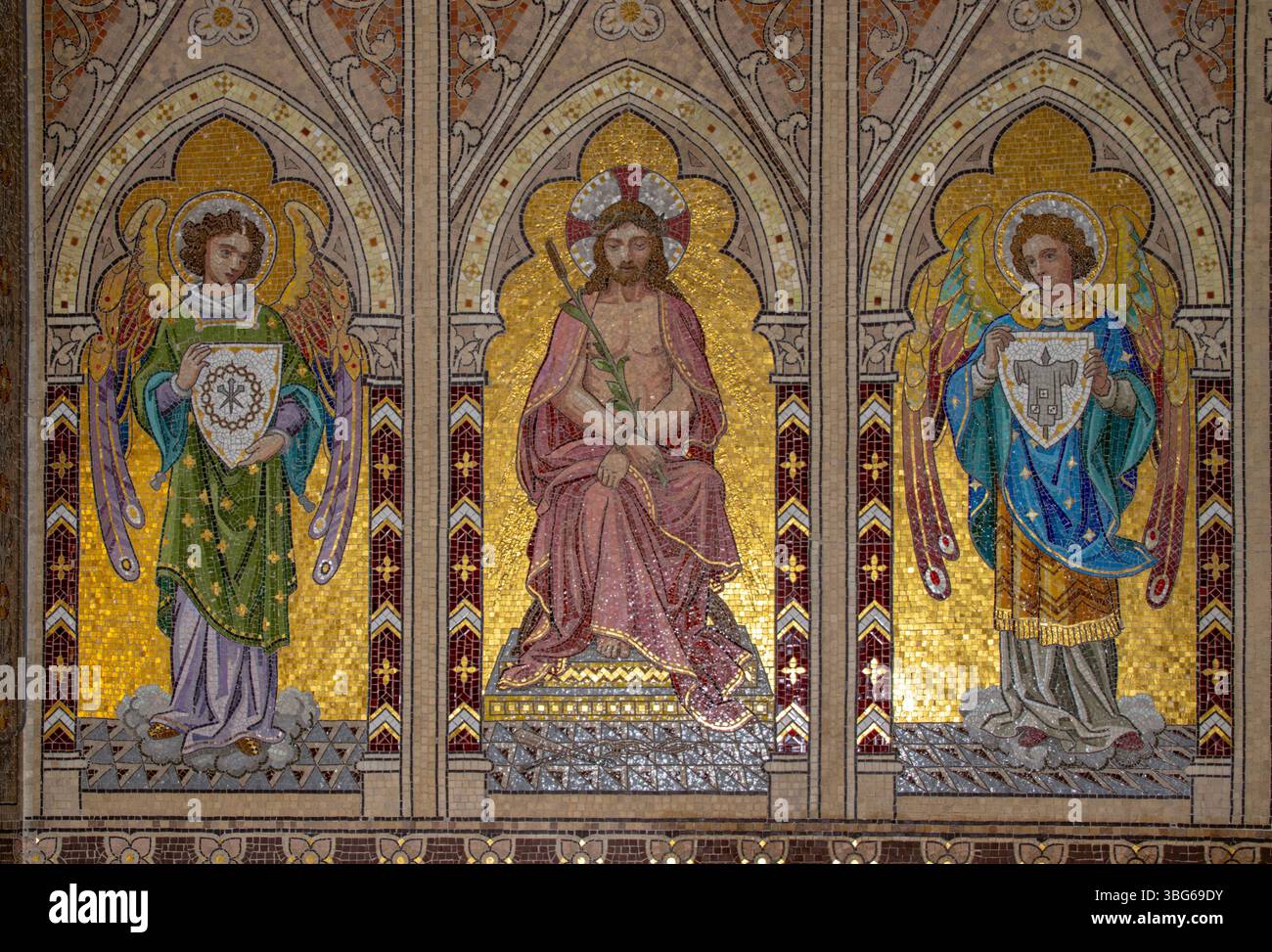 Ein goldenes Mosaik zeigt Jesus Christus, flankiert von Engeln in der St. Mary's Church, der katholischen Gemeinde Listowel, County Kerry, Irland. Stockfoto
