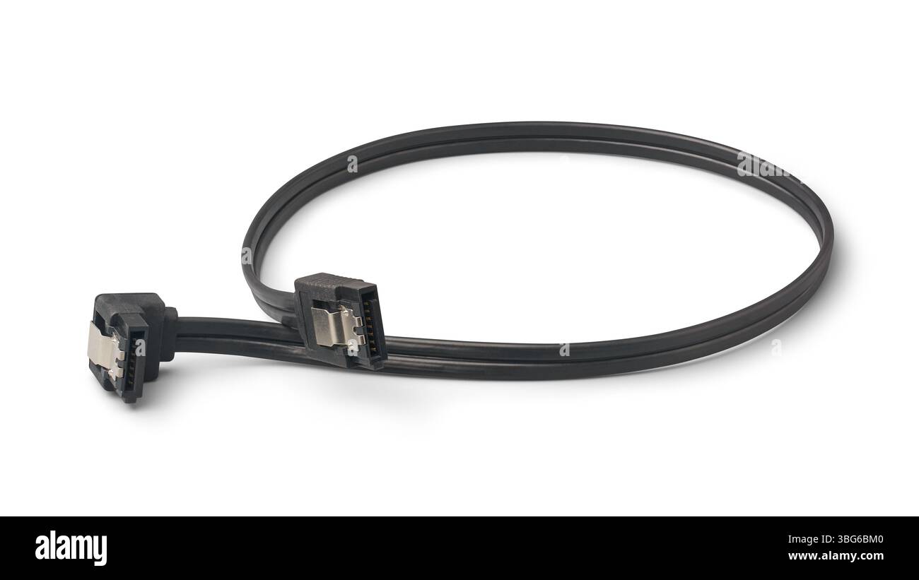 Nahaufnahme eines schwarzen SATA-Kabels isolierter weißer Hintergrund, aufgerolltes Datenkabel zum Verbinden der Festplatten mit der Hauptplatine Stockfoto