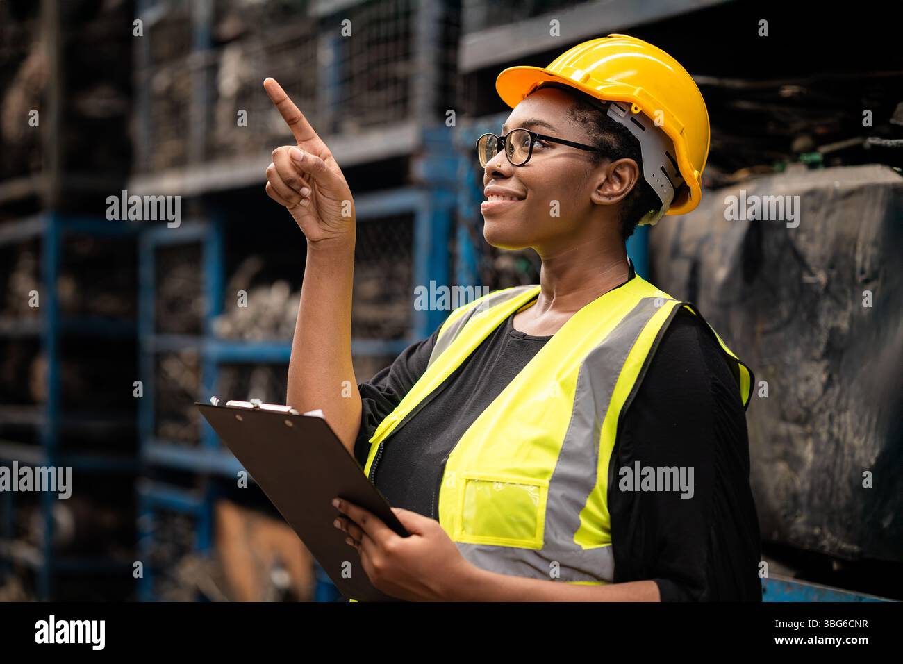 Happy Black African Frauen Ingenieur Arbeiter genießen die Arbeit in der Fabrik-Industrie. Stockfoto