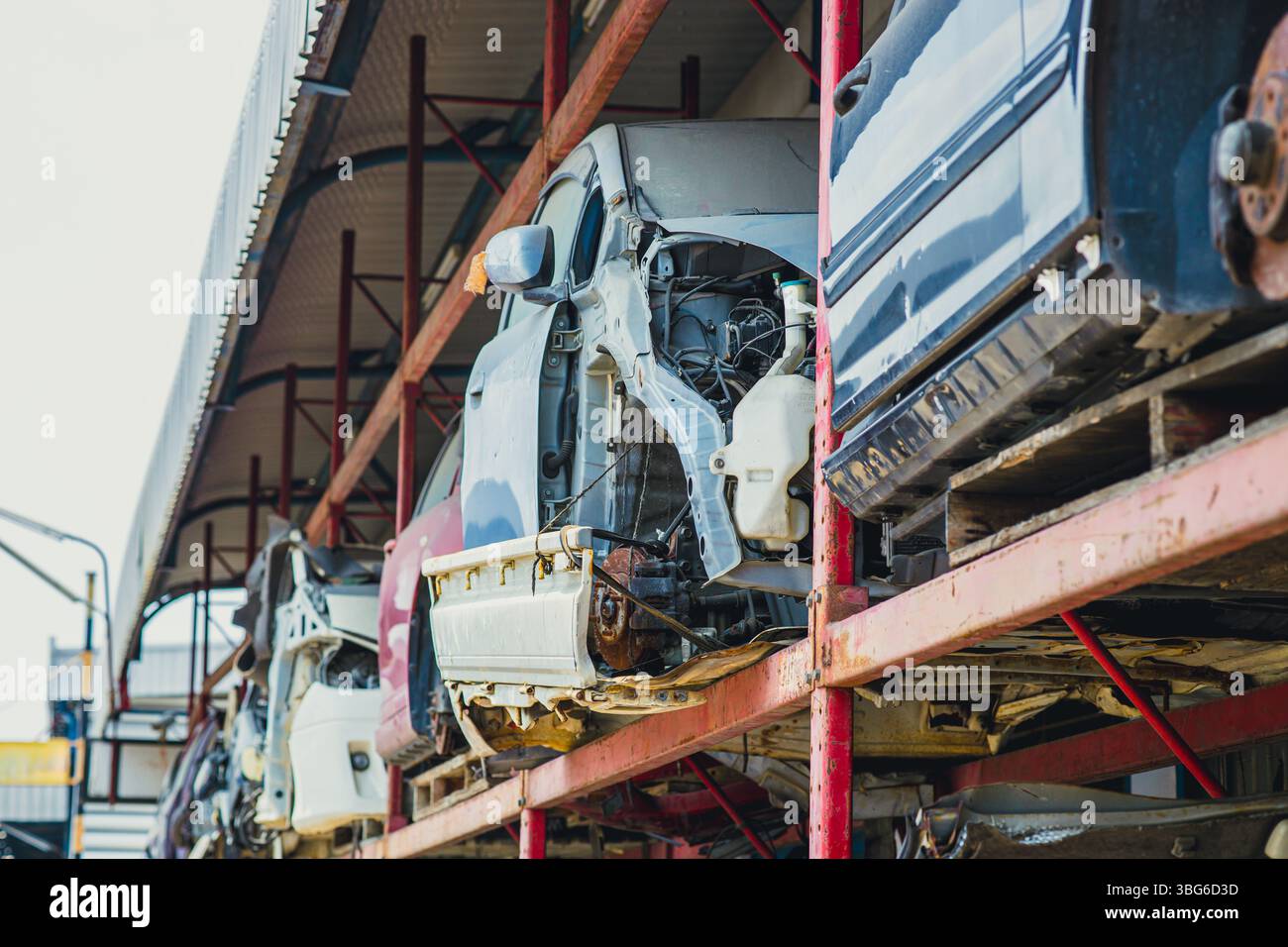 Garage Schrottplatz, altes Gebrauchtfahrzeug Ersatzteil Motorblock Karosserieteile Lagerung für Recycling oder Reparatur zum Verkauf Stockfoto