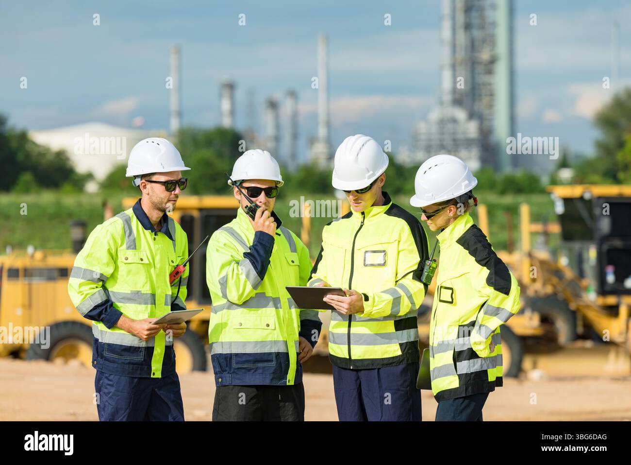 Ingenieurteam Projektplanung Außenvermessungsteam, Industriefabrik Baustelle. Teamwork-Meeting. Mitarbeiter der Zusammenarbeit Stockfoto