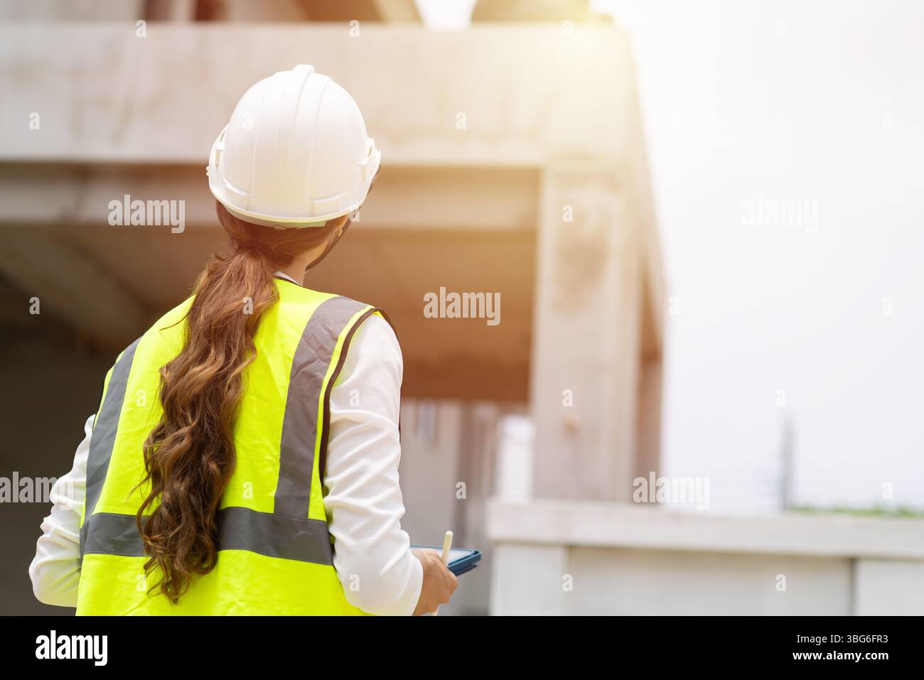 Bauingenieurin, Architekt Bauunternehmer steuern Bediener bei Baustellenbauprojekten Stockfoto
