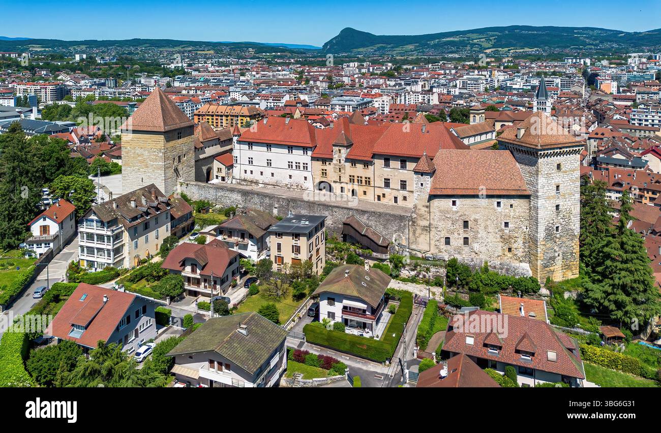 Aus der Vogelperspektive des Schlossmuseums von Annecy, einer Stadt am See in Haute-Savoie, Auvergne-Rhônes-Alpes, Frankreich Stockfoto