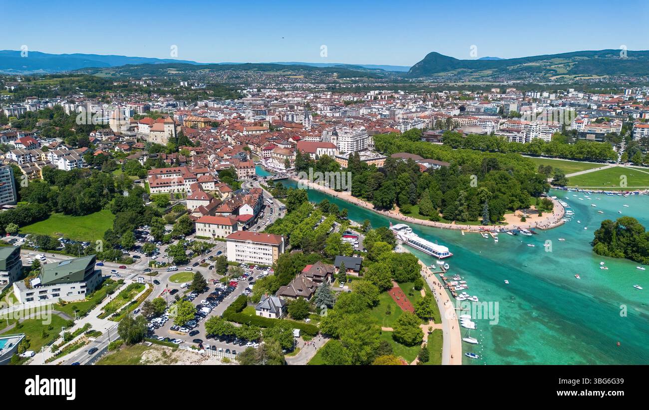 Luftaufnahme von Annecy, einer Stadt am See in Haute-Savoie, Auvergne-Rhônes-Alpes, Frankreich Stockfoto