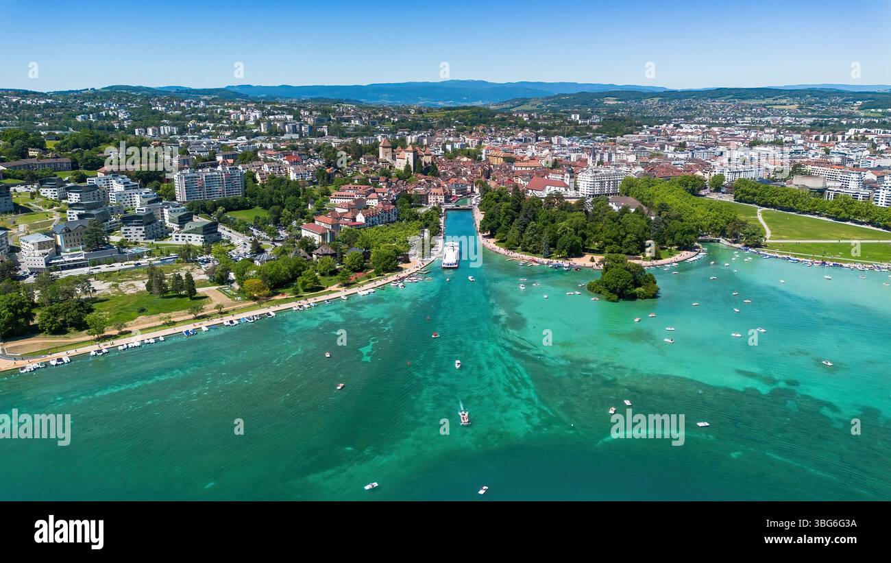 Luftaufnahme der Mündung des Flusses Thiou in Annecy, einer Stadt am See in Haute-Savoie, Auvergne-Rhônes-Alpes, Frankreich Stockfoto