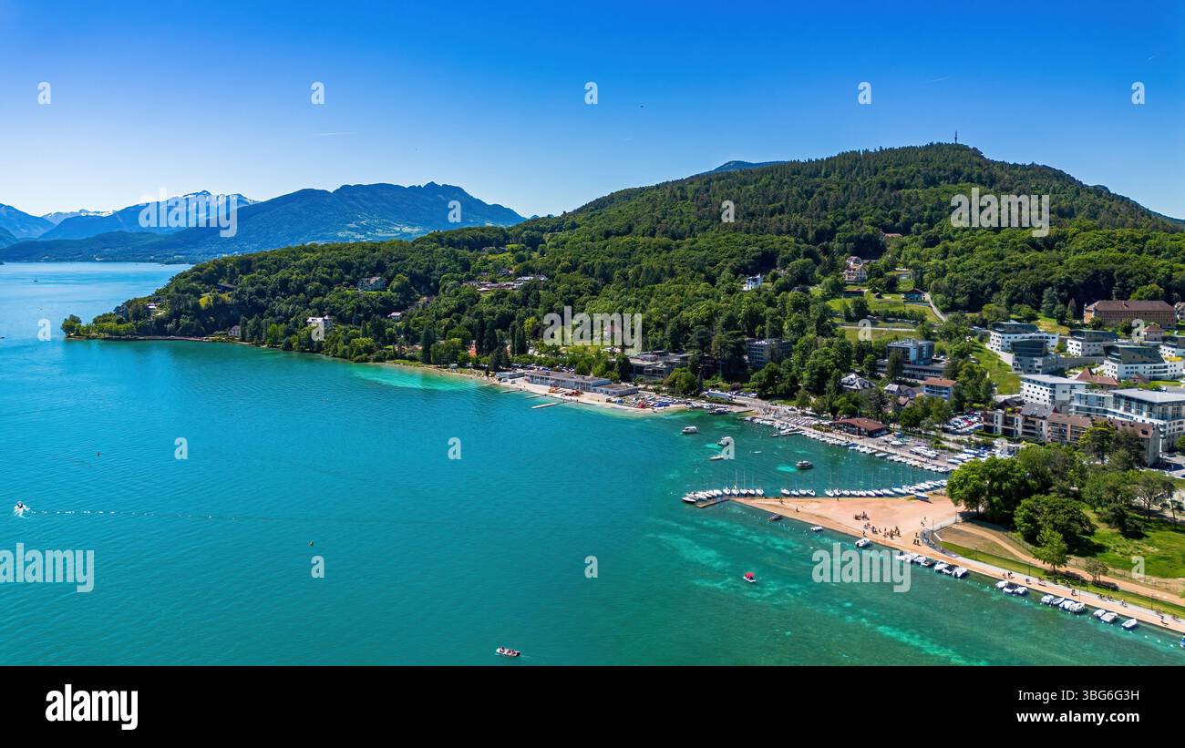 Blick aus der Vogelperspektive auf den Strand von Marquisats und den Hafen von Annecy, einer Stadt am See in Haute-Savoie, Auvergne-Rhônes-Alpes, Frankreich Stockfoto