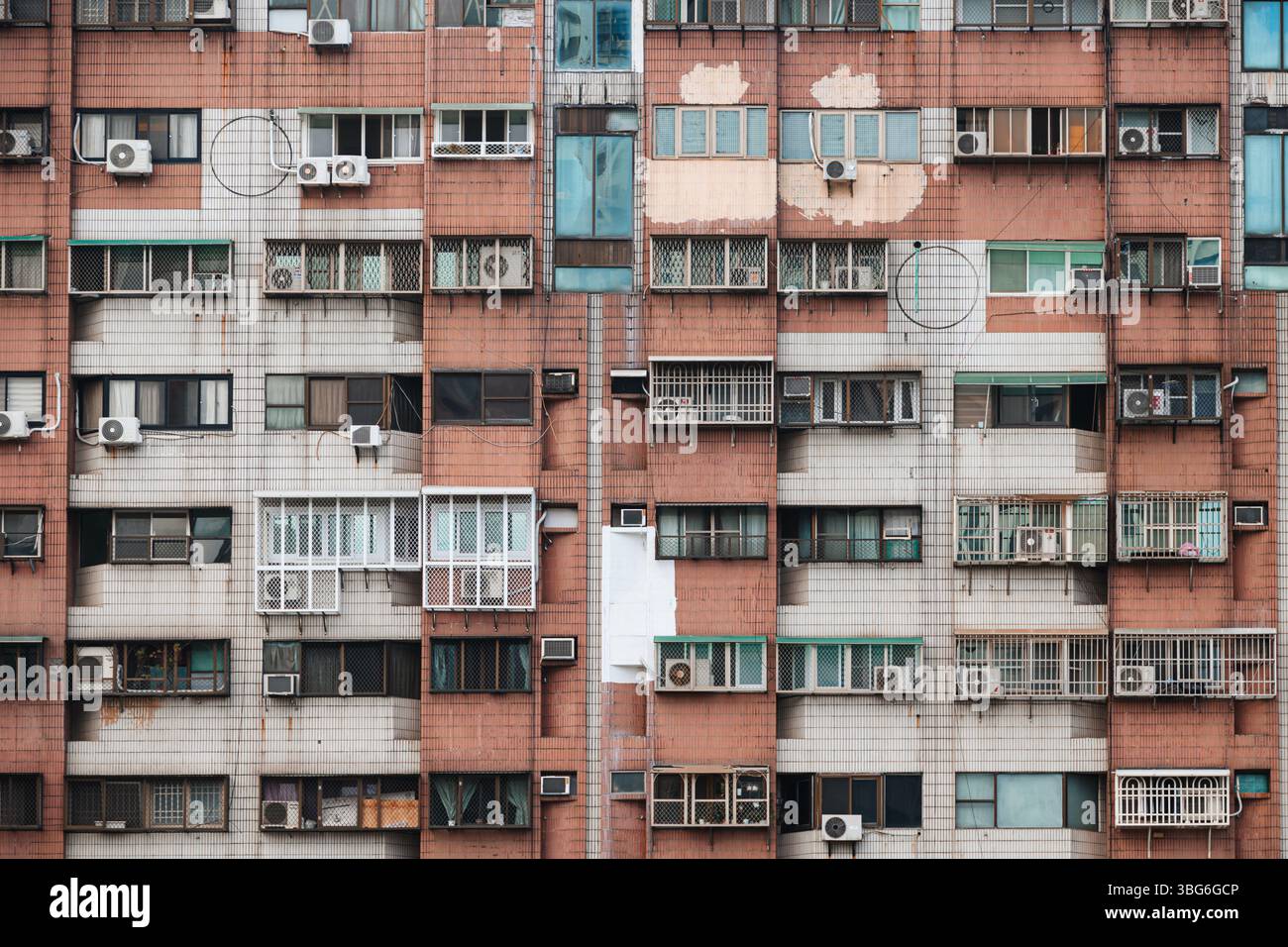 Altes und überfülltes taiwan Apartment, chinesische taipeh Stadt Wohnanlage Fenster Gebäude Stockfoto