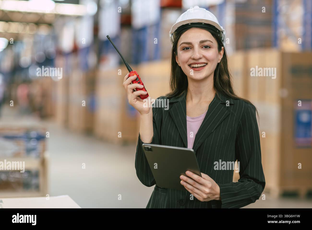 Portrait intelligente Logistik-Geschäftsfrauen, weibliche Arbeiterin mit weißem Helm im Lager, Kamera aussehend Stockfoto