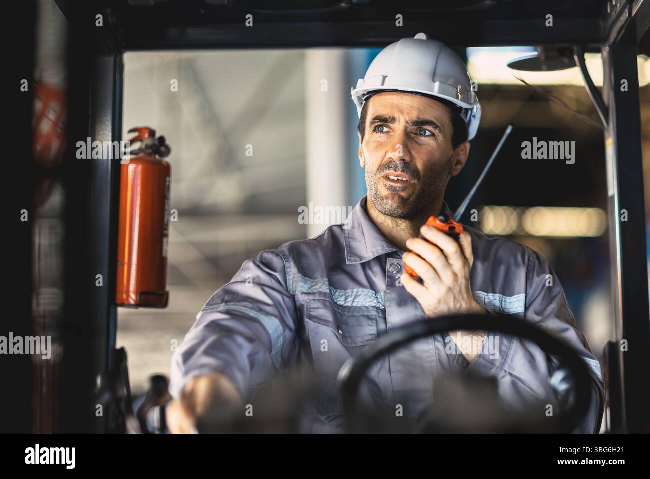 Nahaufnahme Fahrer Arbeiter männlich, der in der Fabrik arbeitet, mit Funkbefehl Befehl spricht Gespräch mit Team Stockfoto