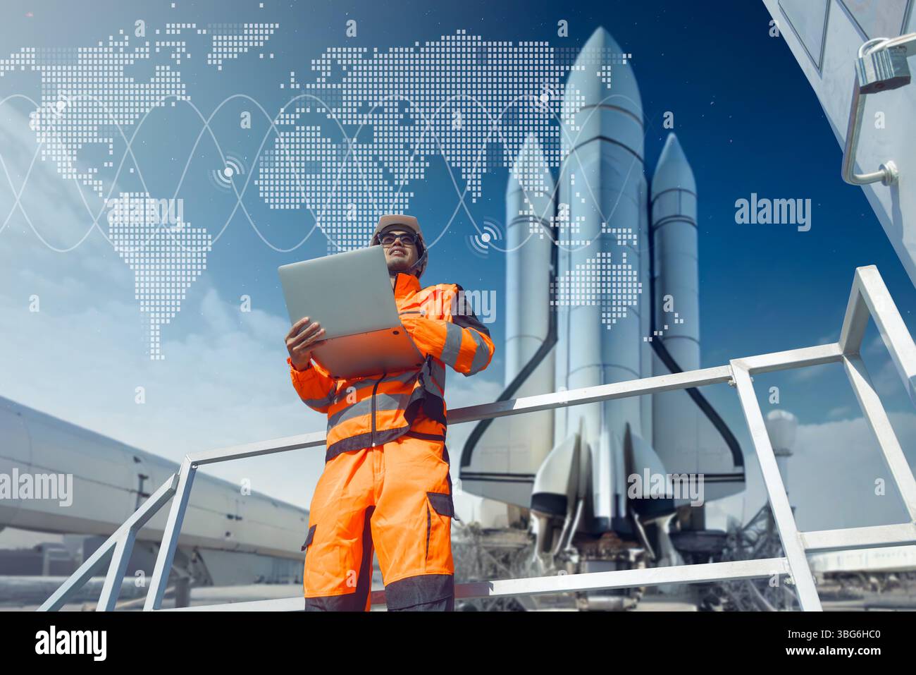 Professioneller Luft- und Raumfahrtingenieur, der in einer Raketenladefläche mit Laptop für die Steuerung arbeitet. Techniker der Space Shuttle-Station Stockfoto