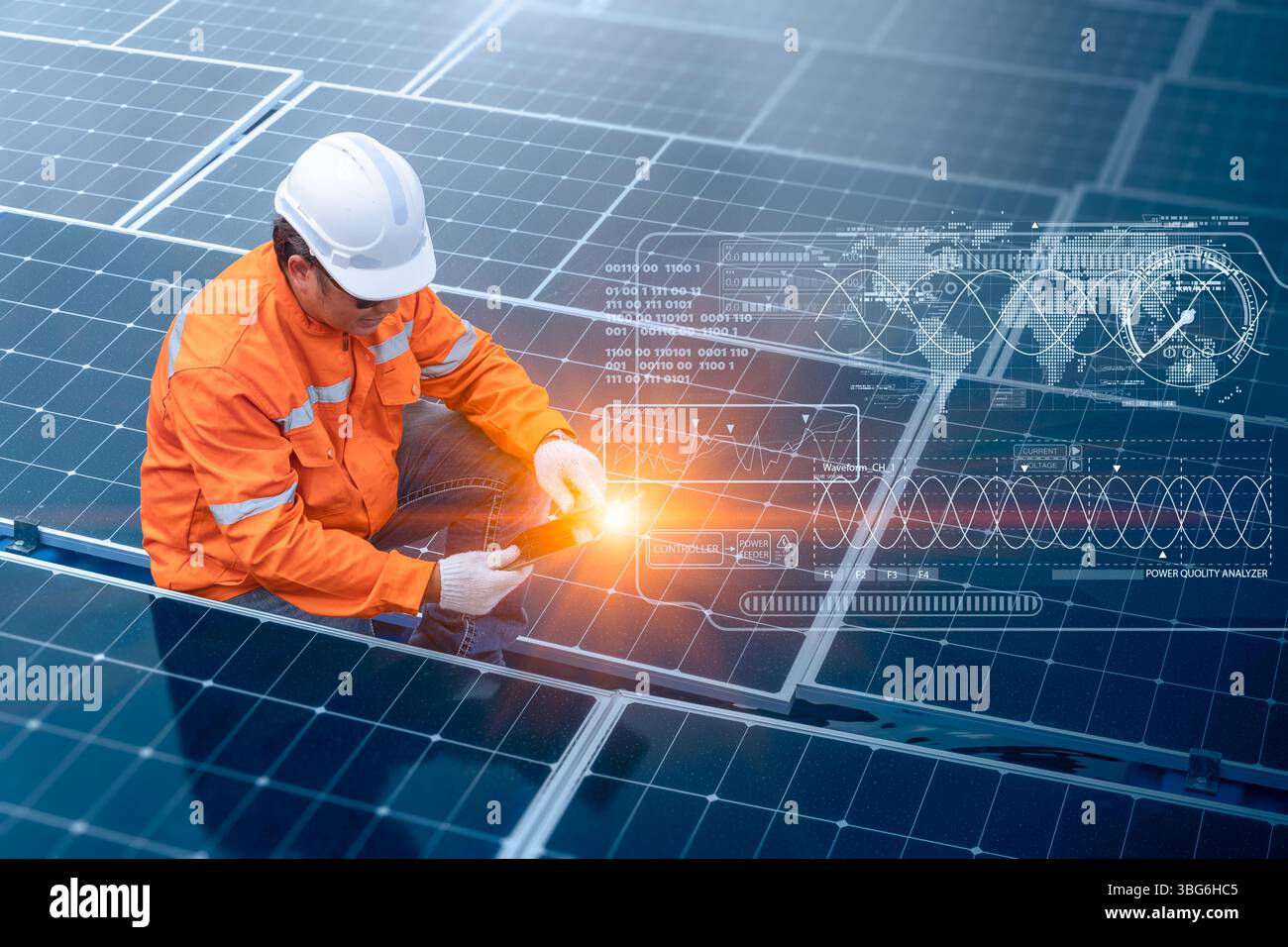 Steuerung von Solarpaneelen. Monitor für professionelle Techniker mit erweiterter Energieverwaltungssoftware. Saubere Energie mit intelligentem Technologiekonzept. Stockfoto