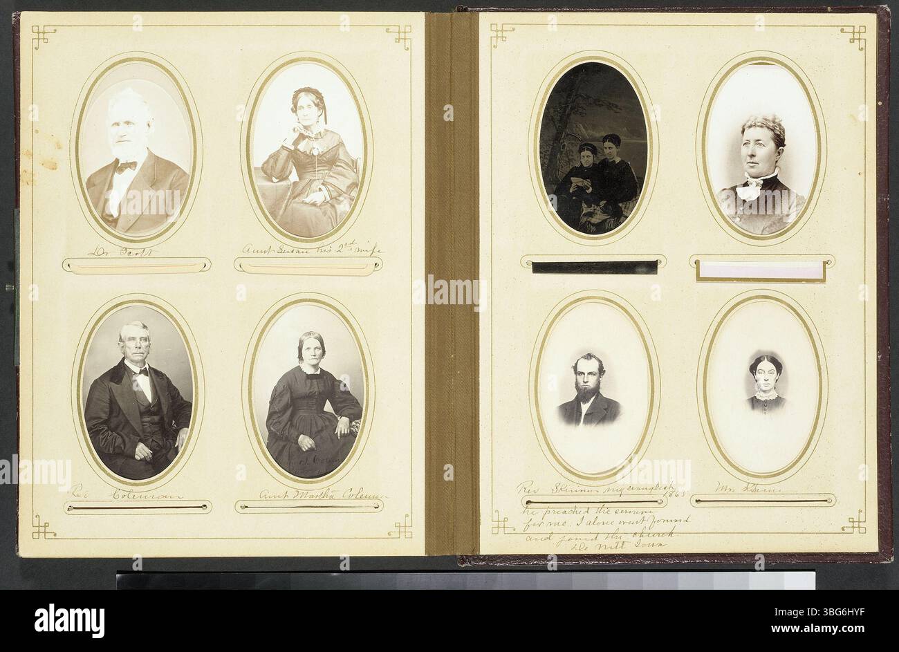Diese Fotoalbum-Seite enthält historische Porträts in Form von Tintype, Cabinet Card und Carte-de-Visite-Formaten aus dem 19. Jahrhundert. Stockfoto