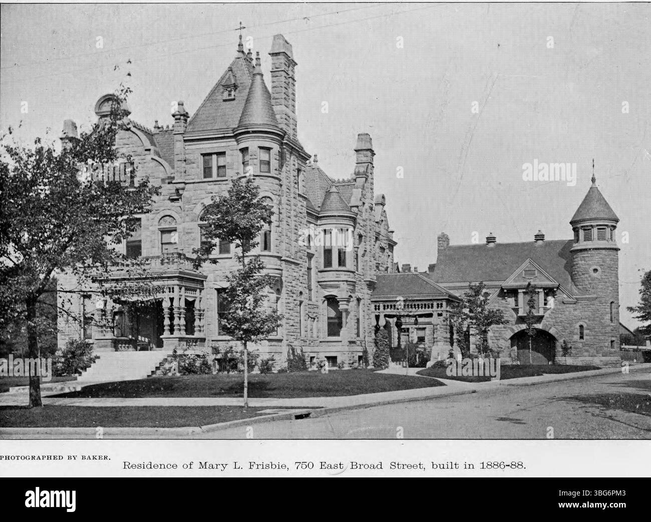 Das Mary L. Frisbie House in der 750 E. Broad Street wurde zwischen 1886 und 1888 erbaut. Später war es die Heimat von Friedrich W. Schumacher. Das Haus wurde im April 1961 abgerissen. Stockfoto
