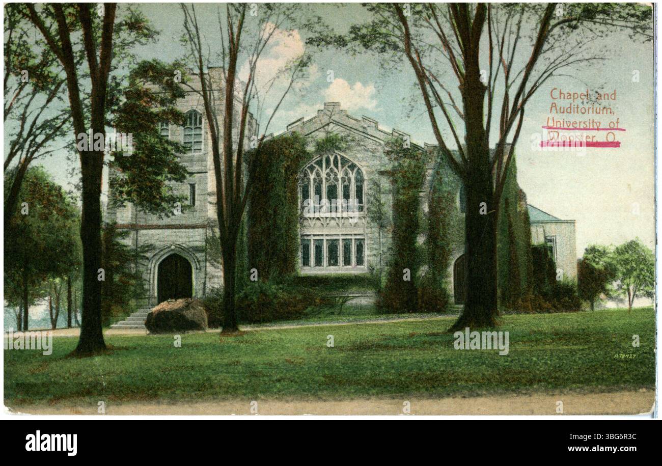 Ein Blick auf die Gebäude der Kapelle und des Auditoriums auf dem Campus der University of Wooster in Ohio aus dem Jahr 1911, der die akademischen und kulturellen Räume der Universität hervorhebt. Stockfoto