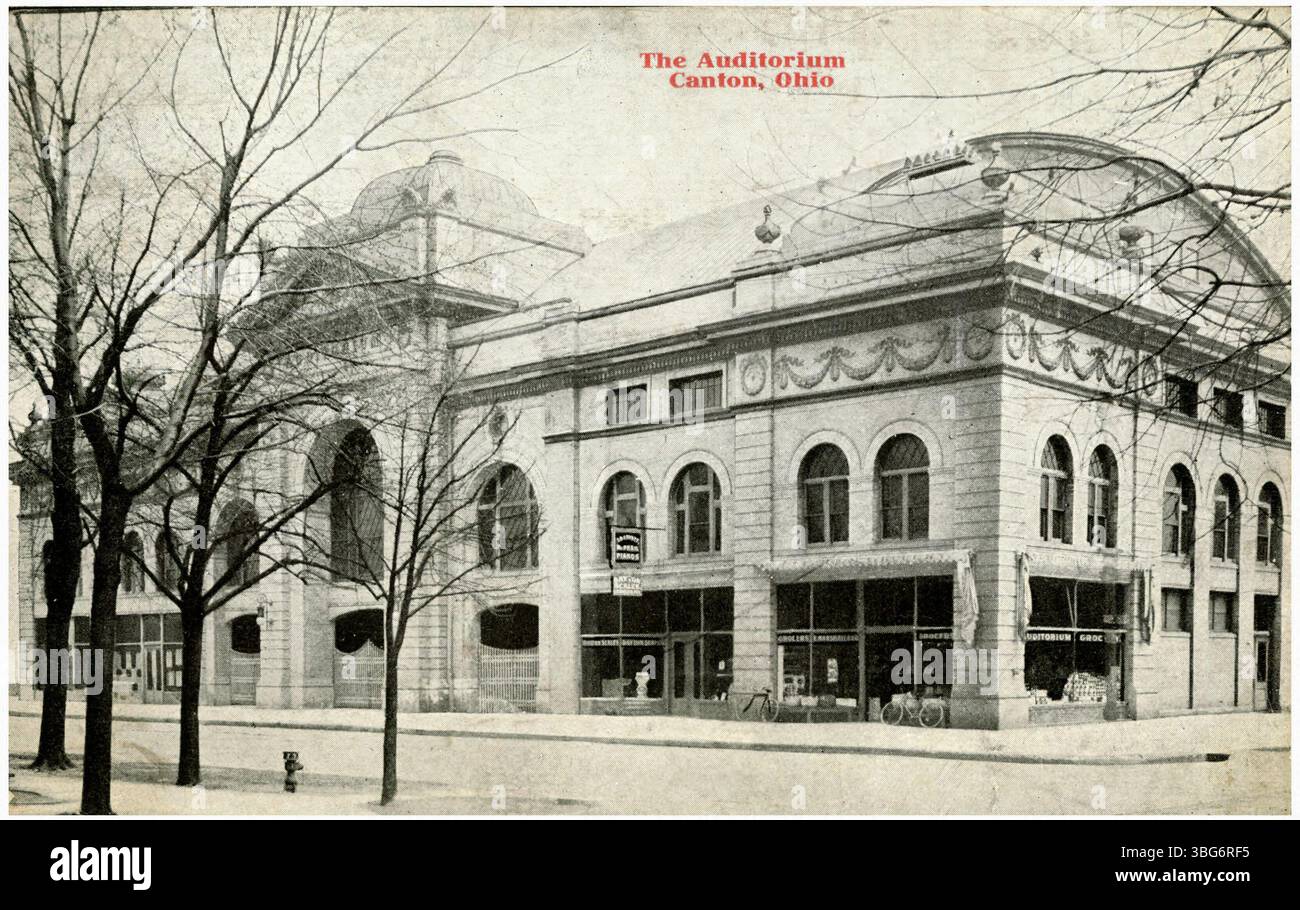 Ein Schwarzweißfoto aus dem Jahr 1909, das das Auditorium in Canton, Ohio, zeigt. Dieser historische Ort ist für seine kulturelle und soziale Bedeutung in der Gemeinde bekannt. Stockfoto
